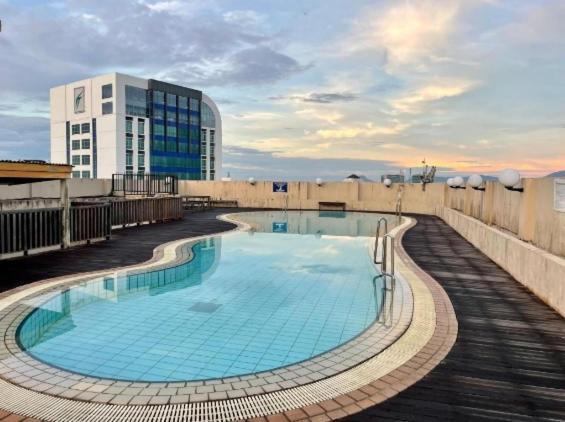 Cozzzy Hut Riverbank Suites Kuching With Spectacular River View Exterior foto